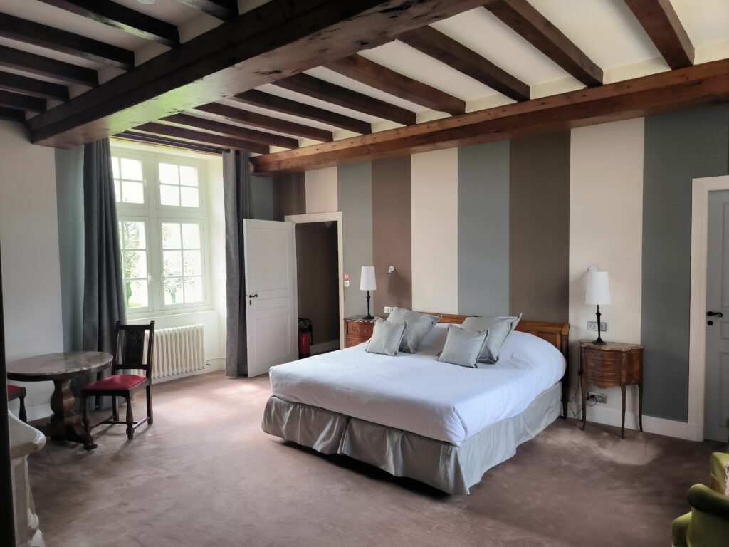 Comfortable room of the large crepe farm, with elegant decoration and natural light.