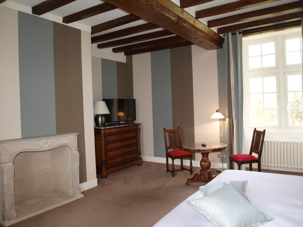 Gîte la turné &quot;3 sovrum&quot; med modern och autentisk dekor, belägen vid Grande Ferme de Crépon i Normandie.