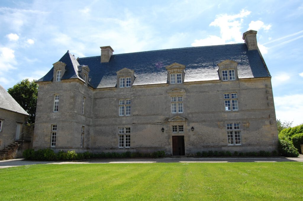 La Tour La Tower vid Grande Ferme de Crépon, en historisk byggnad i Normandie, med 3 sovrum och en grön park.