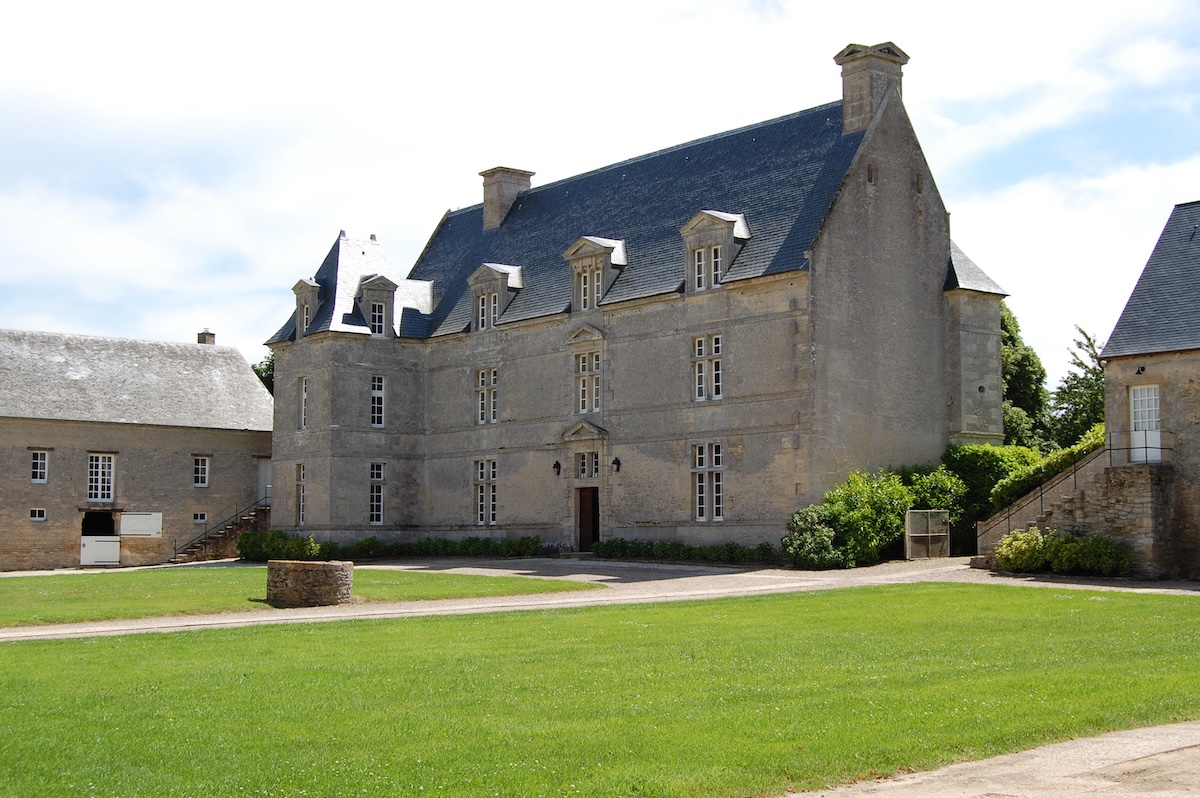 La Tour Gîte, en gammal byggnad från 1600 -talet, belägen i hjärtat av en park i Normandie.