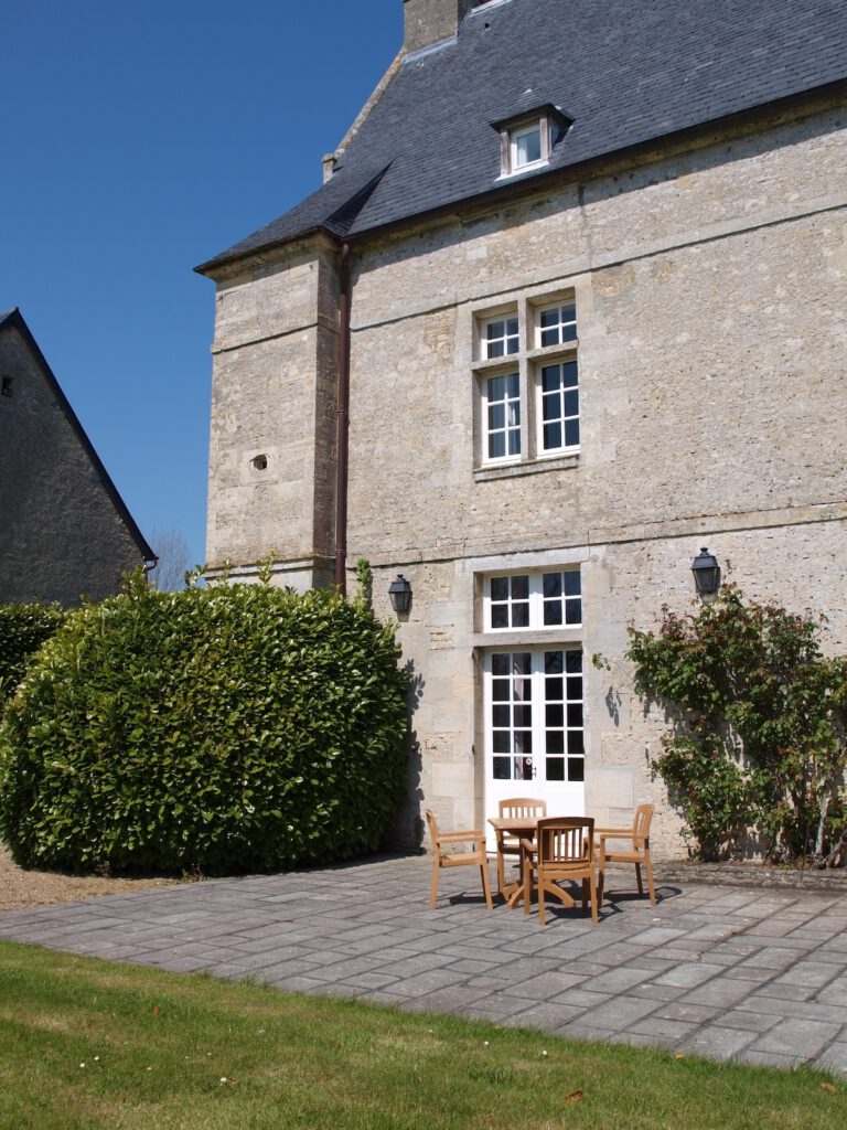 Gîte le colimçon med terrass, belägen på den stora gården Crepon i Normandie, omgiven av en fredlig park.