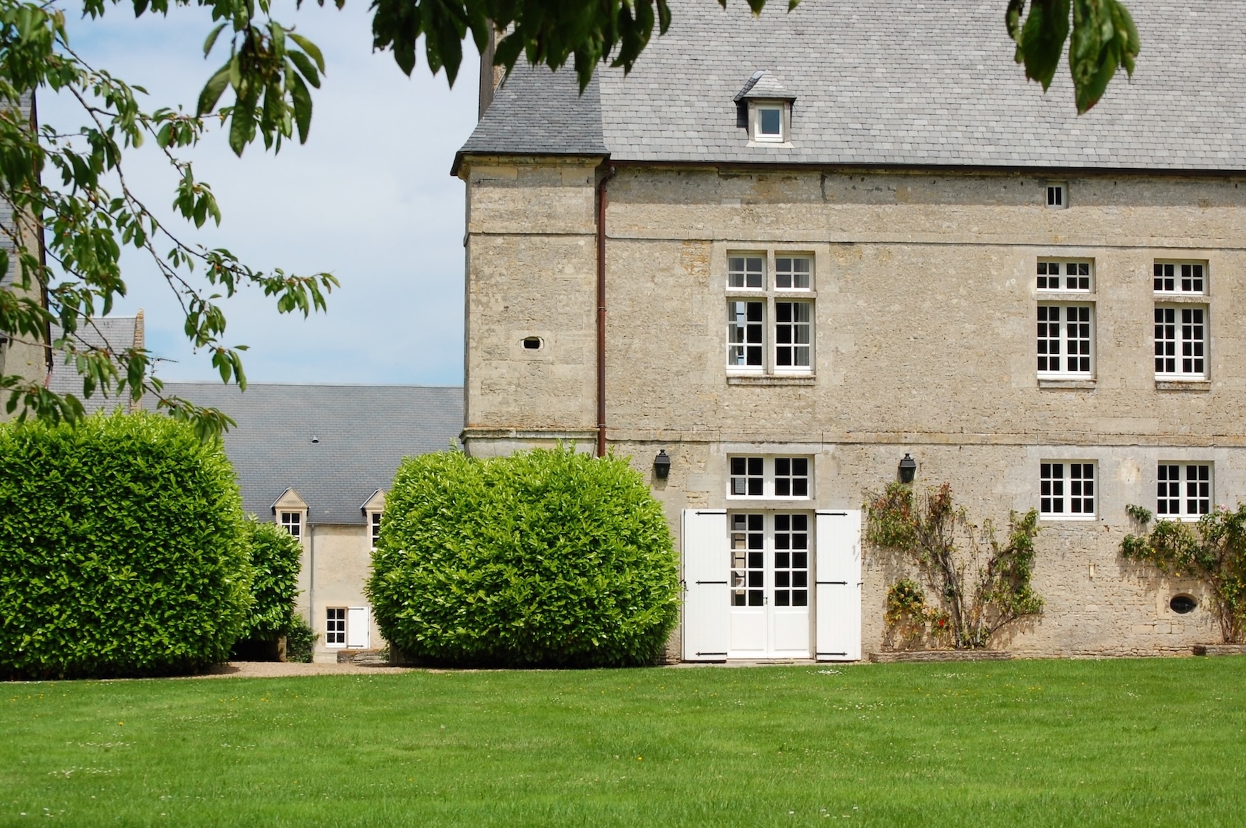 Gîte le Colimçon på Grande Ferme de Crépon, Normandie, med trädgård och historisk arkitektur.