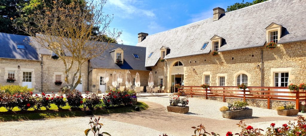 Den stora Crépon -gården i Normandie, en historisk gîte med park, ström och autentisk charm.